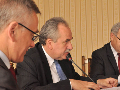 Zdjęcie: Od lewej: Minister Adam Rapacki - Podsekretarz Stanu, Ministerstwo Spraw Wewnętrznych i Administracji, Minister Adam Fronczak - Podsekretarz Stanu, Ministerstwo Zdrowia, Piotr Jabłoński - Dyrektor Krajowego Biura ds. Przeciwdziałania Narkomanii